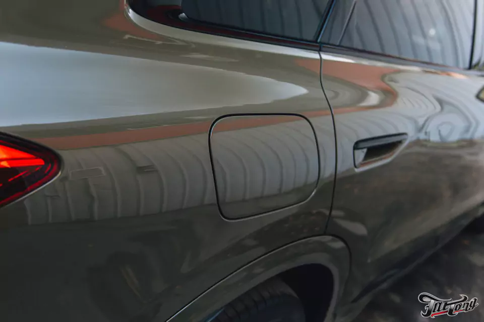 Забронировали Audi Q5 L прозрачным глянцевым полиуретаном, выполнили шумоизоляцию дверей и арок, установили видеорегистратор